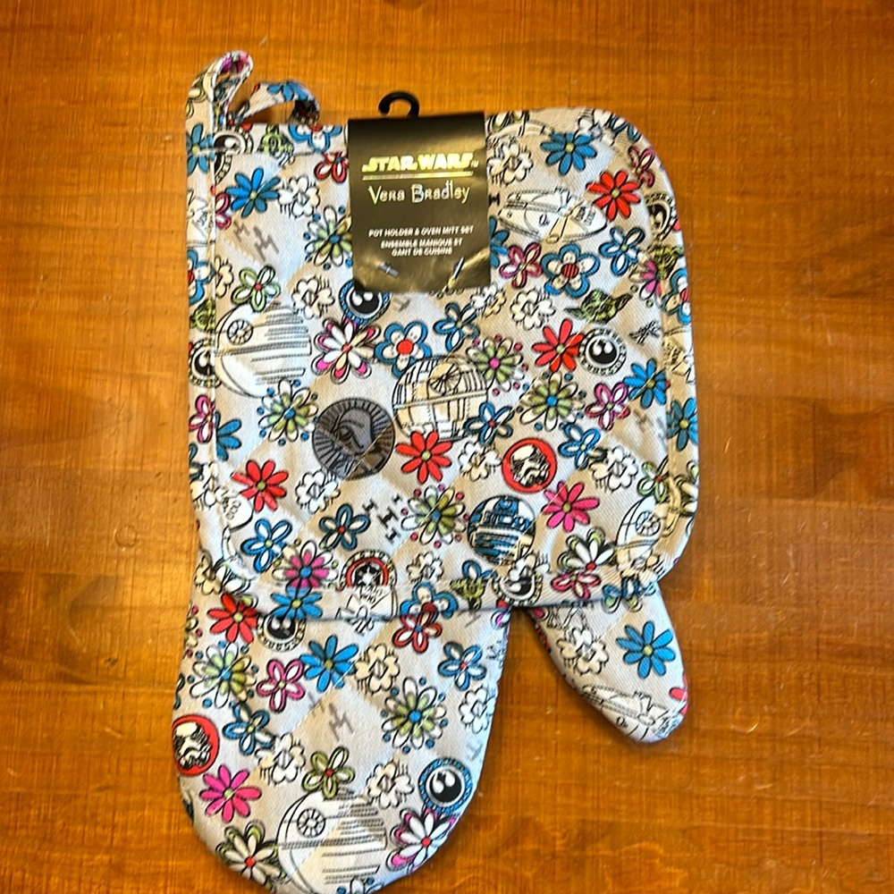 Star Wars Vera Bradley oven mitt and pot holder set